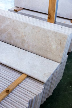 Üretim atölyesi, doğal taş granit, mermer işleme fabrikası. Mamul malların ambar. Ürünler, mermer levha. Pahalı bir iç dekorasyon için mermer imalatı