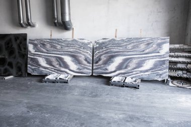 Üretim atölyesi, doğal taş granit, mermer işleme fabrikası. Mamul malların ambar. Ürünler, mermer levha. Pahalı bir iç dekorasyon için mermer imalatı