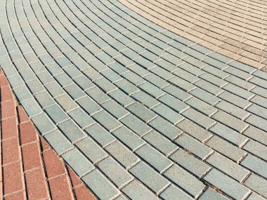 Kaldırım karosu. Yakın çekim kaldırım mozaik tarafından tabaka. Parke, inşaat yol. Renkli beton parke döşeme. Köşegen.