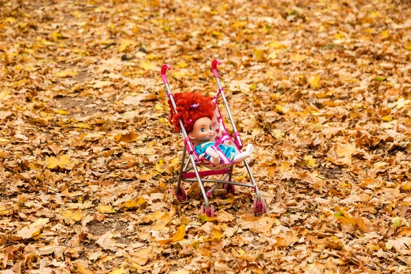 Творчий фон червоного, жовтого та оранжевого осіннього листя. Автентичний яскравий осінній фон . — стокове фото
