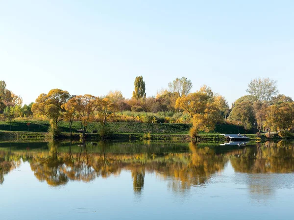 Autentico stagno paesaggio autunnale nel parco cittadino. Foglie gialle cadono — Foto Stock