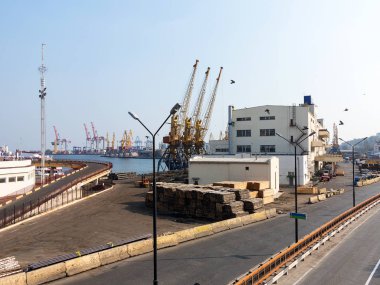 Odessa port liman içinde konteyner terminali, büyük deniz kargo gemileri mallarına sisli bir günde yükleme için büyük Vinçler