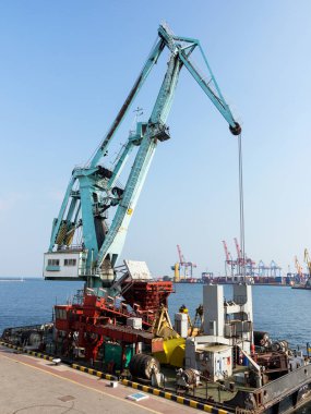 Odessa port liman içinde konteyner terminali, büyük deniz kargo gemileri mallarına sisli bir günde yükleme için büyük Vinçler