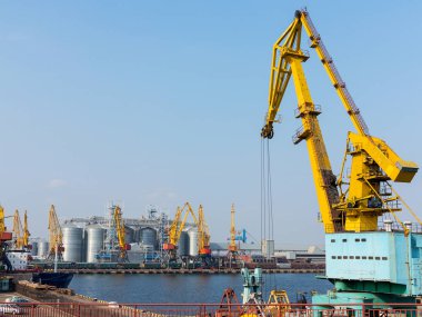 Odessa port liman içinde konteyner terminali, büyük deniz kargo gemileri mallarına sisli bir günde yükleme için büyük Vinçler