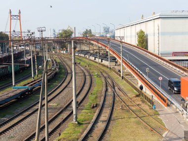 Yük trenleri bir sıra Odessa Liman kargo terminalinde yükleme için stand. Demiryolu ulaşım en ekonomik lojistik çözümleri