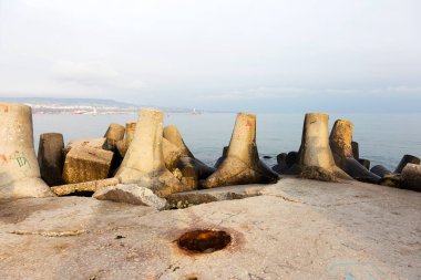 Fırtına dalgası bariyer dalgakıran. Beton blok dalgakıran limanda. Deniz manzara.