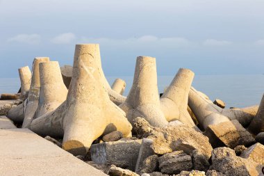 Fırtına dalgası bariyer dalgakıran. Beton blok dalgakıran limanda. Deniz manzara.