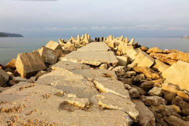 Fırtına dalgası bariyer dalgakıran. Beton blok dalgakıran limanda. Deniz manzara.