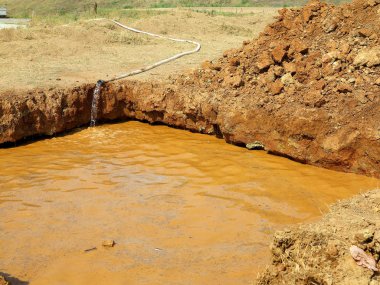 Kil toprak ve su ile doldurun Hendek kazın. Engeller ile rekabet için hazırlık çalışmaları. Çukur su ile dolu.