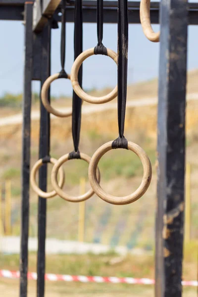 Gymnastic Rings Hanging Sunlight Sports Facility Made Competition Running Obstacles — Stock Photo, Image