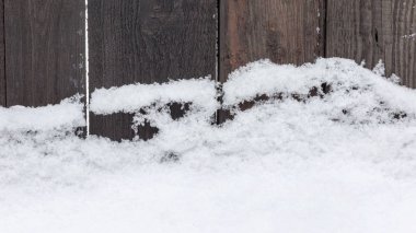 Kış manzarası. Kar eski ahşap çit yatıyor. Arka plan olarak. Noel atmosferi.