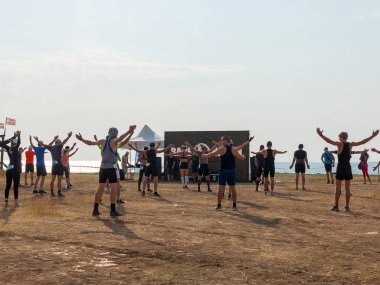 Odessa, Ukrayna - 18 Ağustos 2018: Katılımcıların şehir dayanıklılık spor yarışmaları at yarışı. Çalışmasını engeller. Doğa sporları, Aktif istirahat ve sağlıklı bir yaşam tarzı sevenler.