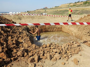 Odessa, Ukrayna - 18 Ağustos 2018: Katılımcıların şehir dayanıklılık spor yarışmaları at yarışı. Çalışmasını engeller. Doğa sporları, Aktif istirahat ve sağlıklı bir yaşam tarzı sevenler.