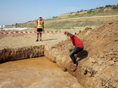 Odessa, Ukrayna - 18 Ağustos 2018: Katılımcıların şehir dayanıklılık spor yarışmaları at yarışı. Çalışmasını engeller. Doğa sporları, Aktif istirahat ve sağlıklı bir yaşam tarzı sevenler.