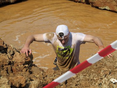 Odessa, Ukrayna - 18 Ağustos 2018: Katılımcıların şehir dayanıklılık spor yarışmaları at yarışı. Çalışmasını engeller. Doğa sporları, Aktif istirahat ve sağlıklı bir yaşam tarzı sevenler.