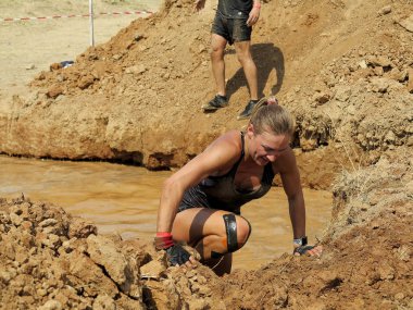 Odessa, Ukrayna - 18 Ağustos 2018: Katılımcıların şehir dayanıklılık spor yarışmaları at yarışı. Çalışmasını engeller. Doğa sporları, Aktif istirahat ve sağlıklı bir yaşam tarzı sevenler.