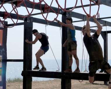 Odessa, Ukrayna - 18 Ağustos 2018: Katılımcıların şehir dayanıklılık spor yarışmaları at yarışı. Çalışmasını engeller. Doğa sporları, Aktif istirahat ve sağlıklı bir yaşam tarzı sevenler.