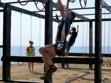 Odessa, Ukrayna - 18 Ağustos 2018: Katılımcıların şehir dayanıklılık spor yarışmaları at yarışı. Çalışmasını engeller. Doğa sporları, Aktif istirahat ve sağlıklı bir yaşam tarzı sevenler.