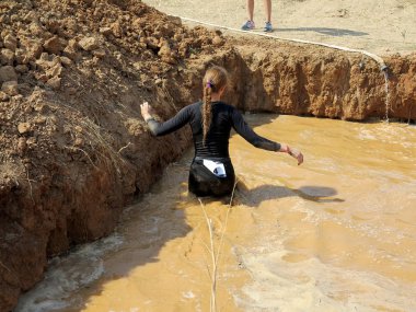 Odessa, Ukrayna - 18 Ağustos 2018: Katılımcıların şehir dayanıklılık spor yarışmaları at yarışı. Çalışmasını engeller. Doğa sporları, Aktif istirahat ve sağlıklı bir yaşam tarzı sevenler.