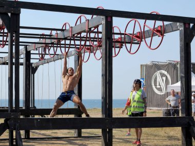 Odessa, Ukrayna - 18 Ağustos 2018: Katılımcıların şehir dayanıklılık spor yarışmaları at yarışı. Çalışmasını engeller. Doğa sporları, Aktif istirahat ve sağlıklı bir yaşam tarzı sevenler.