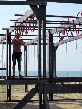 Odessa, Ukrayna - 18 Ağustos 2018: Katılımcıların şehir dayanıklılık spor yarışmaları at yarışı. Çalışmasını engeller. Doğa sporları, Aktif istirahat ve sağlıklı bir yaşam tarzı sevenler.