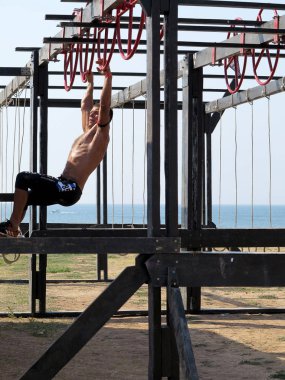 Odessa, Ukrayna - 18 Ağustos 2018: Katılımcıların şehir dayanıklılık spor yarışmaları at yarışı. Çalışmasını engeller. Doğa sporları, Aktif istirahat ve sağlıklı bir yaşam tarzı sevenler.