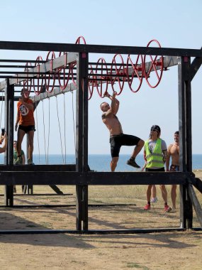 Odessa, Ukrayna - 18 Ağustos 2018: Katılımcıların şehir dayanıklılık spor yarışmaları at yarışı. Çalışmasını engeller. Doğa sporları, Aktif istirahat ve sağlıklı bir yaşam tarzı sevenler.