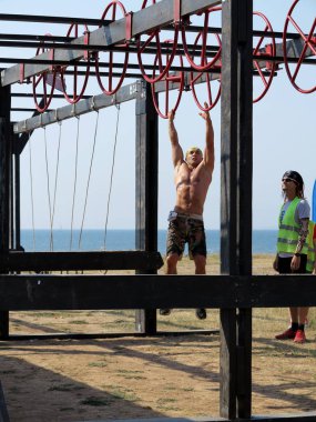 Odessa, Ukrayna - 18 Ağustos 2018: Katılımcıların şehir dayanıklılık spor yarışmaları at yarışı. Çalışmasını engeller. Doğa sporları, Aktif istirahat ve sağlıklı bir yaşam tarzı sevenler.