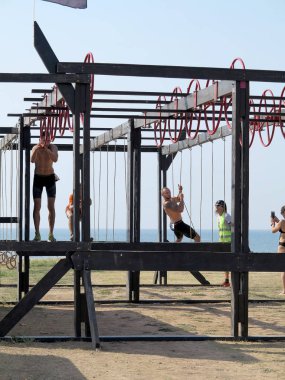 Odessa, Ukrayna - 18 Ağustos 2018: Katılımcıların şehir dayanıklılık spor yarışmaları at yarışı. Çalışmasını engeller. Doğa sporları, Aktif istirahat ve sağlıklı bir yaşam tarzı sevenler.