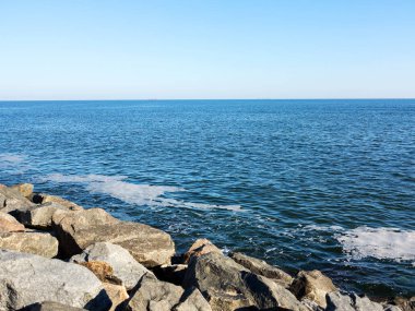 Tam çerçeve bazı son derece kirli suları al. Deniz suyu kirli. Su üzerinde kir. Kirli yağ lekeleri yüzeyi deniz suyu kanalizasyon akış sonucu olarak kirlenmiş. Çamur dalgalanmalar. Ekolojik sorun. Banyo yasak