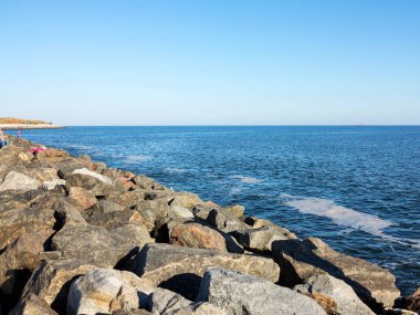 Tam çerçeve bazı son derece kirli suları al. Deniz suyu kirli. Su üzerinde kir. Kirli yağ lekeleri yüzeyi deniz suyu kanalizasyon akış sonucu olarak kirlenmiş. Çamur dalgalanmalar. Ekolojik sorun. Banyo yasak