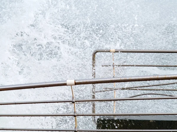 巨大的暴风雨在城市堤防附近拍打 背景上的戏剧性天空 大浪飞溅 风暴中的巨浪 — 图库照片