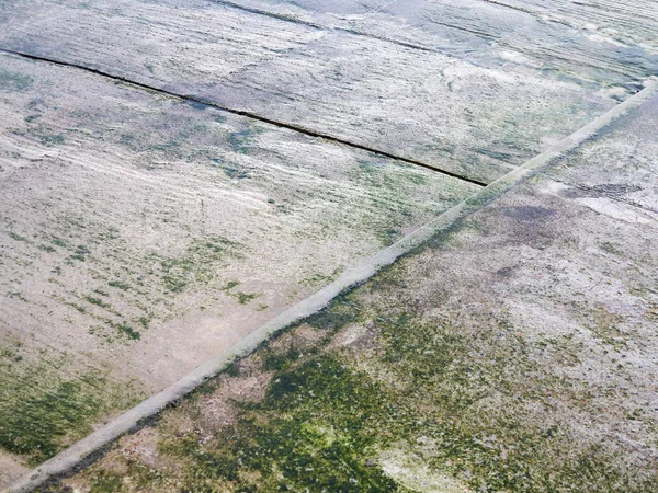 Tam çerçeve bazı son derece kirli suları al. Deniz suyu kirli. Su üzerinde kir. Kirli yağ lekeleri yüzeyi deniz suyu kanalizasyon akış sonucu olarak kirlenmiş. Ekolojik sorun. Banyo yasak