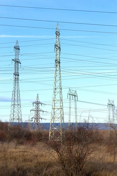 Líneas Alta Tensión Torres Eléctricas Paisaje Agrícola Plano Verde Día —  Fotos de Stock