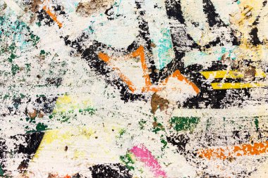 Beton duvardaki eski çatlak boyanın kaotik darbelerinin soyut yaratıcı arka planı. Eski yüzey boya izleri, yıpranmış, çizikler ve çizikler dizayn için.