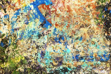 Beton duvardaki eski çatlak boyanın kaotik darbelerinin soyut yaratıcı arka planı. Eski yüzey boya izleri, yıpranmış, çizikler ve çizikler dizayn için.