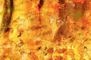 Beton duvardaki eski çatlak boyanın kaotik darbelerinin soyut yaratıcı arka planı. Eski yüzey boya izleri, yıpranmış, çizikler ve çizikler dizayn için.