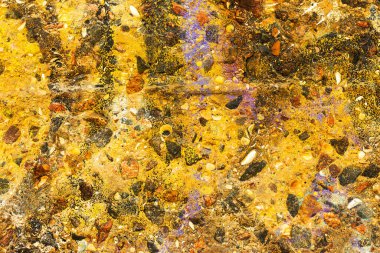 Arka plan beton duvar, yıpranma izleri yıpranmış duvar hasarlı eski boya. Boyalı beton yüzeyde eski boya kalıntıları var. Pis beton yüzey. 