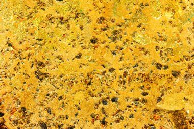 Arka plan beton duvar, yıpranma izleri yıpranmış duvar hasarlı eski boya. Boyalı beton yüzeyde eski boya kalıntıları var. Pis beton yüzey. 