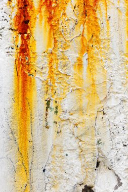 Arka plan beton duvar, yıpranma izleri yıpranmış duvar hasarlı eski boya. Boyalı beton yüzeyde eski boya kalıntıları var. Pis beton yüzey.