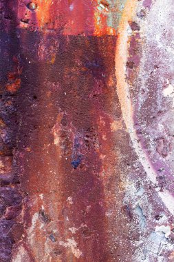 Arka plan beton duvar, yıpranma izleri yıpranmış duvar hasarlı eski boya. Boyalı beton yüzeyde eski boya kalıntıları var. Pis beton yüzey.