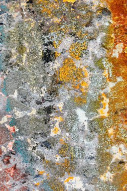 Arka plan beton duvar, yıpranma izleri yıpranmış duvar hasarlı eski boya. Boyalı beton yüzeyde eski boya kalıntıları var. Pis beton yüzey.