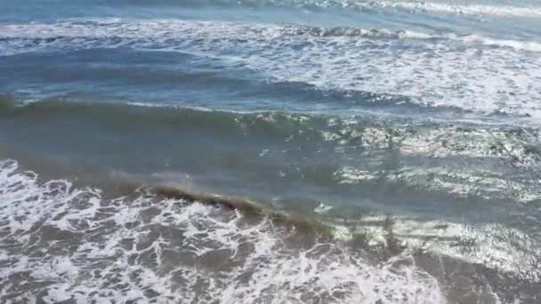 Praia Areia Com Ondas Maré Oceânicas Batendo Uma Praia Areia — Vídeo de Stock