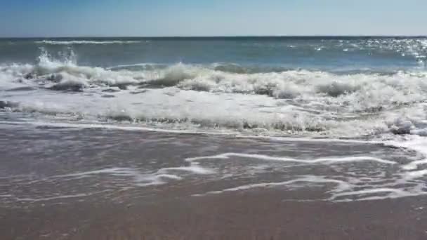 Homokos Strand Óceáni Szökőárral Összeomlik Egy Homokos Strandon Fröccsenő Légi — Stock videók
