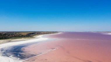 Ukrayna, Odessa 'daki Kuyalnik Gölü' nün havadan çekilmiş resmi. Göl doğal olarak tuzlar ve sudaki küçük kabuklu deniz ürünleri yüzünden pembeleşir. Bu mucize çok nadir gerçekleşir..