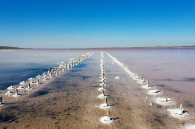 Ukrayna, Odessa 'daki Kuyalnik Gölü' nün havadan çekilmiş resmi. Göl doğal olarak tuzlar ve sudaki küçük kabuklu deniz ürünleri yüzünden pembeleşir. Bu mucize çok nadir gerçekleşir..