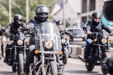 Krasnoyarsk, Rusya - 16 Mayıs 2020: Harley Davidson serbest gezinti. Birçok motorcu motosiklet kullanıyor..
