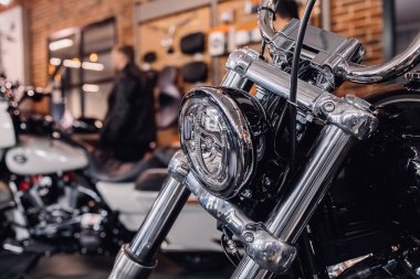 Motosikletin ön ışığı. Motosikletin krom ışığı. Motosikletin krom direksiyonunun bir parçası.