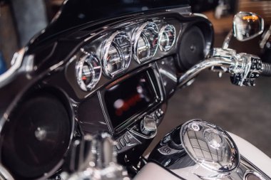 Motosiklet kontrol paneli. Motosikletin krom kokpiti. Motorun direksiyonu.