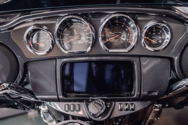 Motosiklet kontrol paneli. Motosikletin krom kokpiti. Motorun direksiyonu
